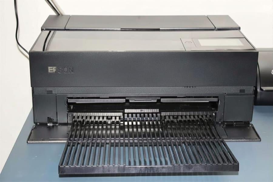 Onze printer waarmee we stickers in hoge resolutie bedrukken
